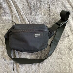 Lululemon 2L “Clean Lines” Black Belt Bag